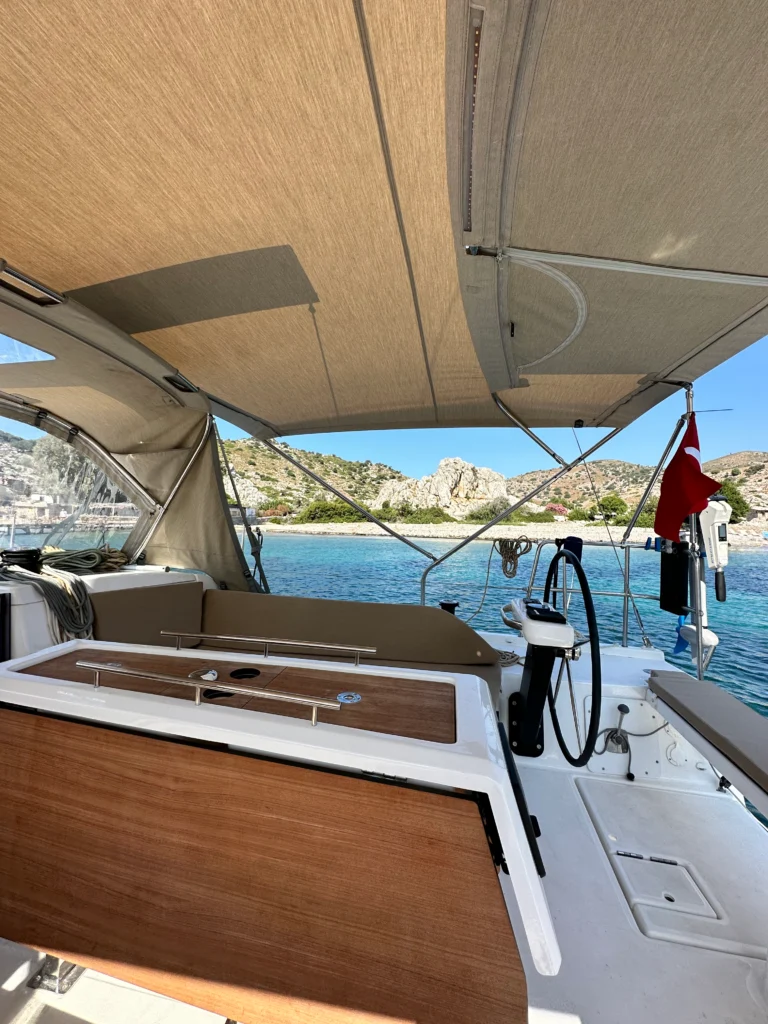 bade-lal-yelkenli-cocpit-3