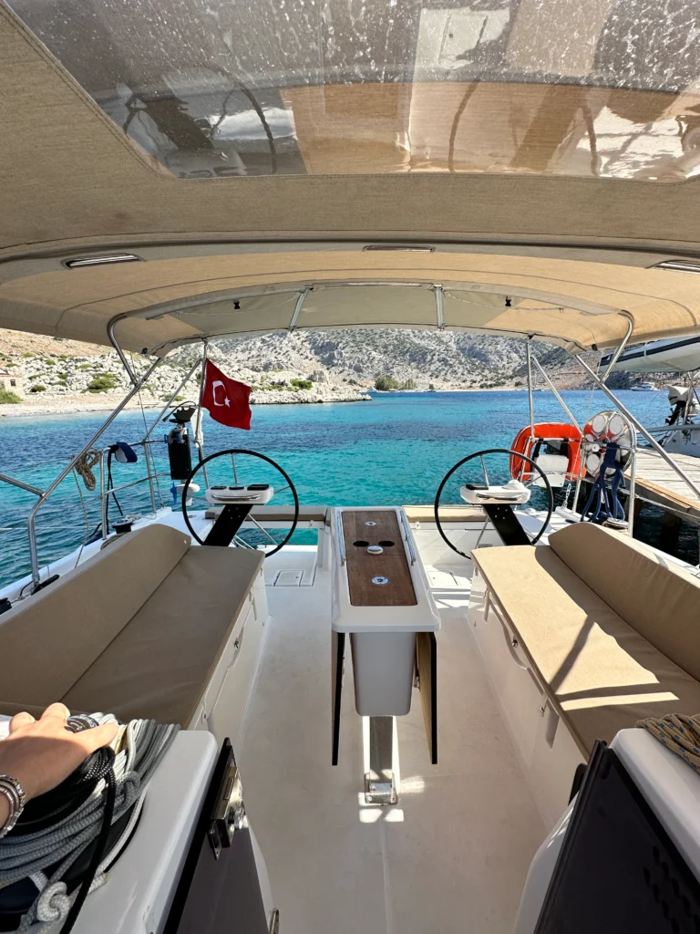 bade-lal-yelkenli-cocpit-4