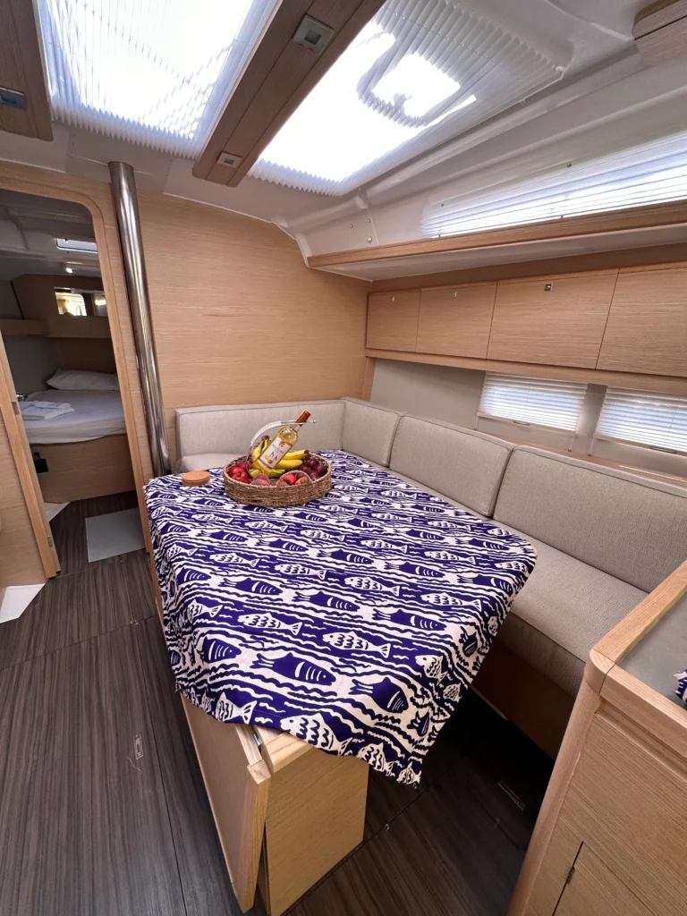 bade-lal-yelkenli-dining