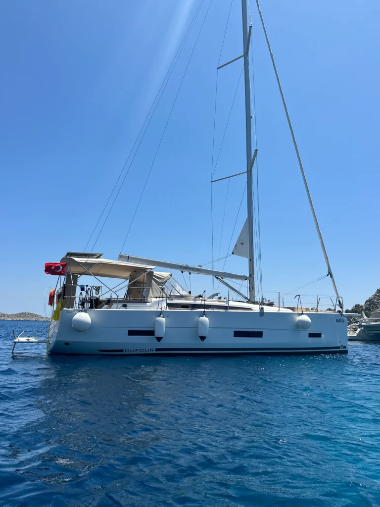 bade-lal-yelkenli-tekne-2