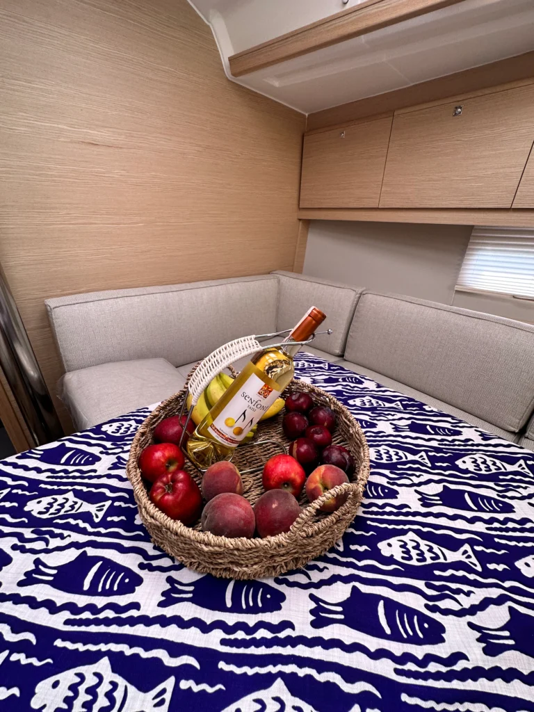 bade-lal-yelkenli-tekne